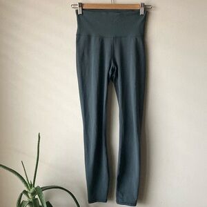 Vuori Ribbed Studio Leggings in Stone